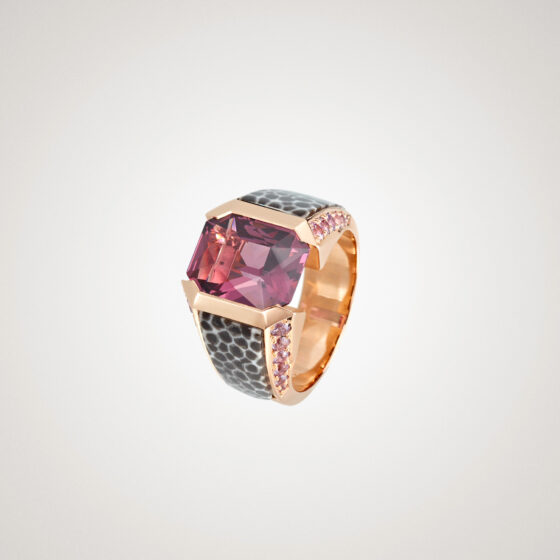 Ring in rose gold with petrified coral, spinel and pink sapphires