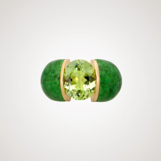 Ring in yellow gold with tourmaline and Maw-sit-sit