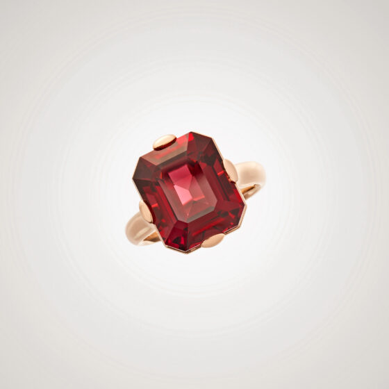 Ring in rose gold with a garnet