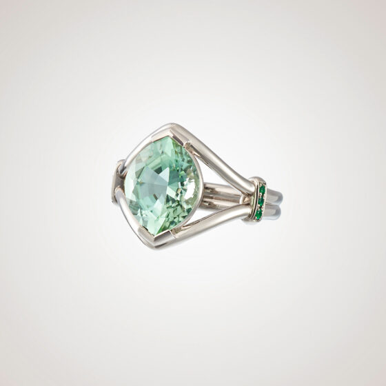 Ring in white gold with a tourmaline and emeralds